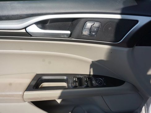 Used 2017 Ford Fusion SE FWD image 3