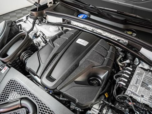 Certified 2025 Porsche Macan S image 12