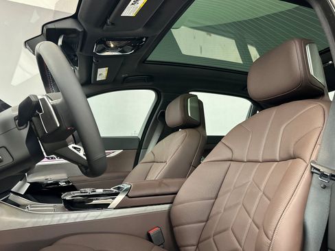 New 2026 BMW i7 M70 w/ Premium Package image 15