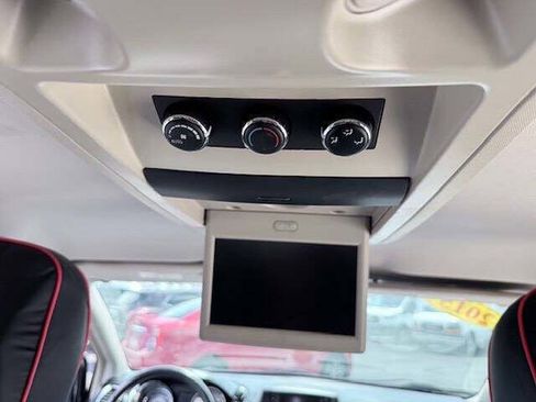 Used 2015 Chrysler Town & Country Touring image 17