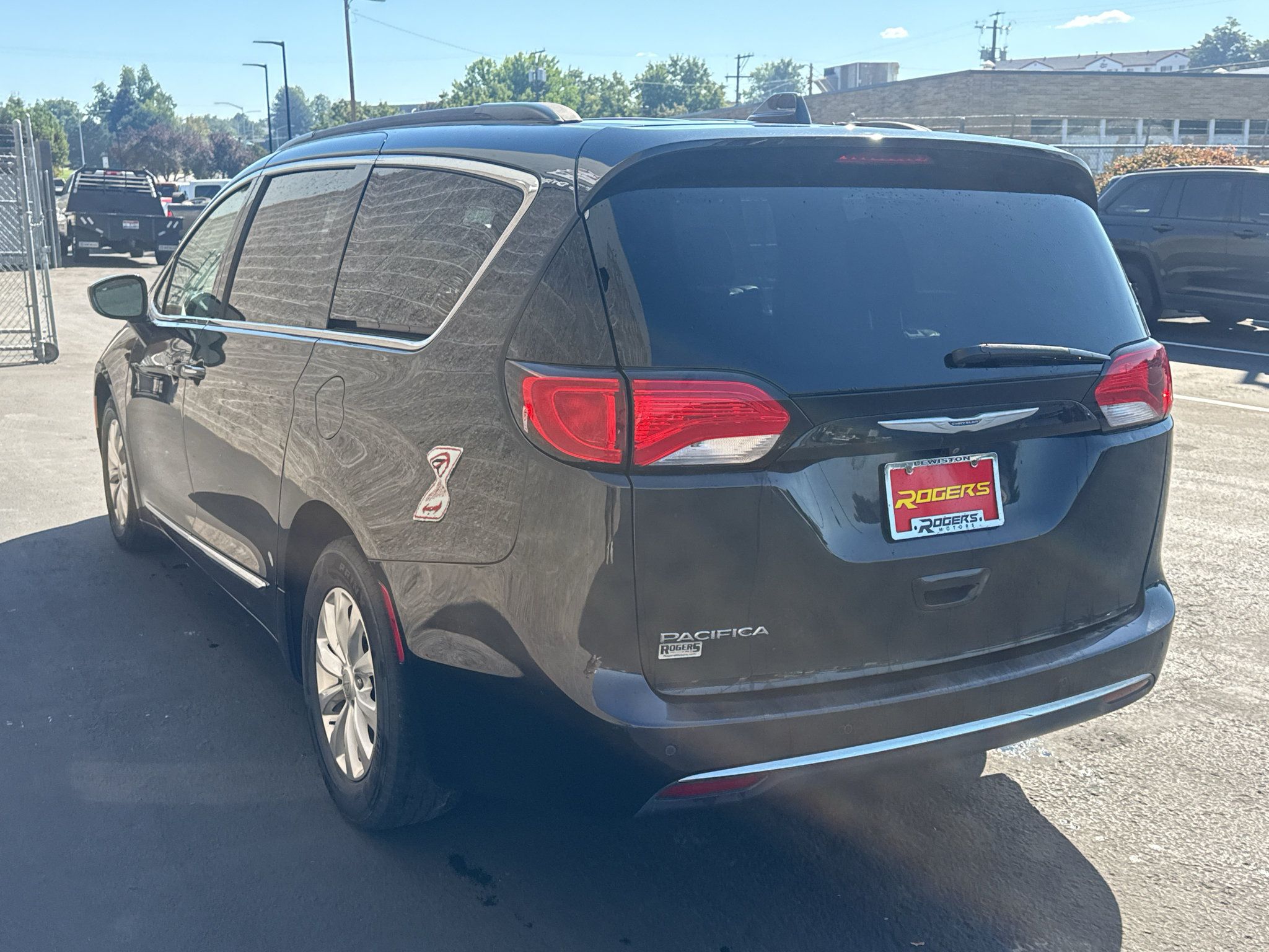 Used 2017 Chrysler Pacifica Touring-L FWD image 4