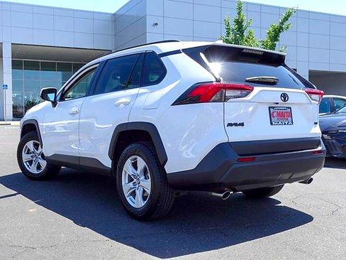 Used 2021 Toyota RAV4 XLE w/ Convenience Package FWD image 7