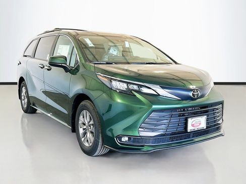 New 2026 Toyota Sienna XLE FWD image 3