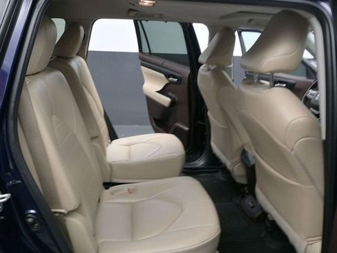 Used 2022 Toyota Highlander XLE image 24
