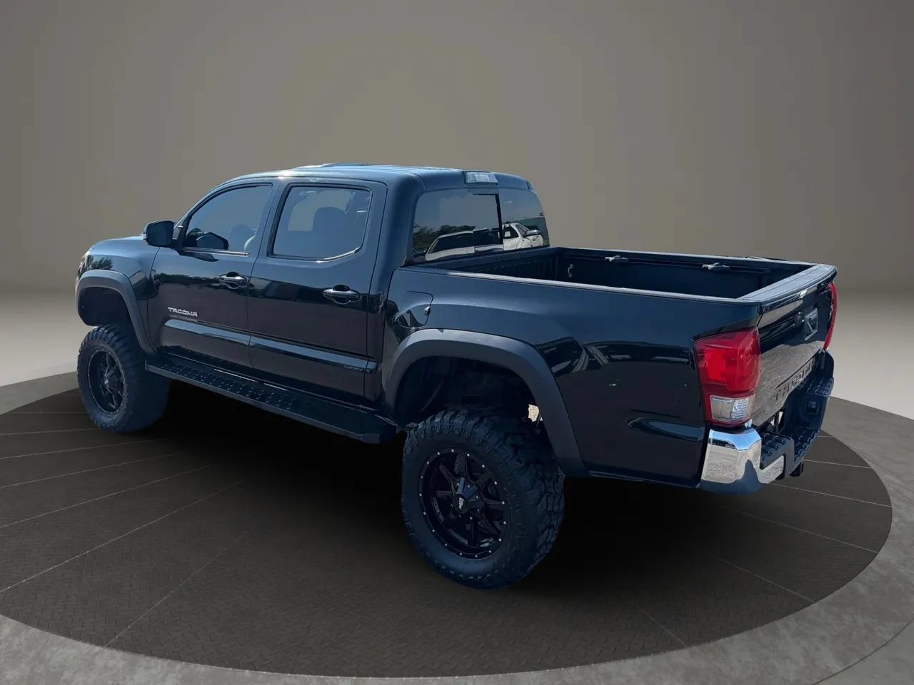 Used 2017 Toyota Tacoma TRD Off-Road w/ Tow Package (A/T) AWD/4WD image 3