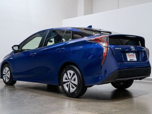 Used 2017 Toyota Prius Three image 4