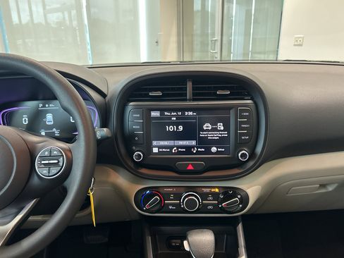 Used 2025 Kia Soul LX w/ LX Technology Package image 16