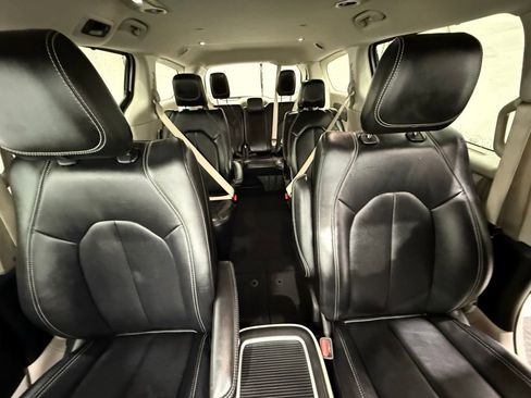Used 2024 Chrysler Pacifica Touring-L image 29