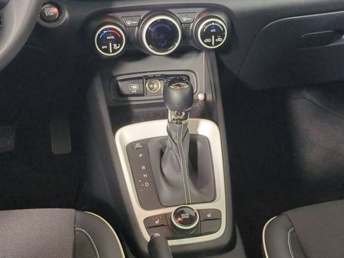 Used 2025 Hyundai Venue Limited FWD image 21
