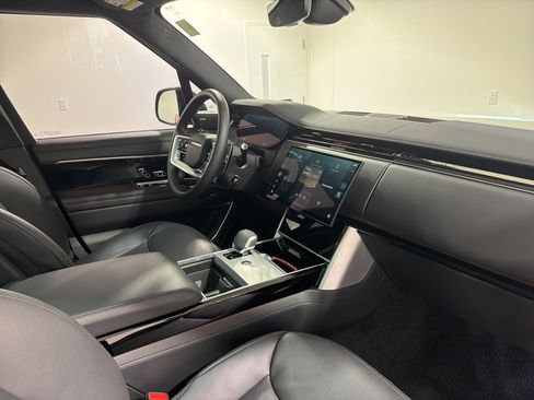 Used 2024 Land Rover Range Rover Long Wheelbase SE image 24