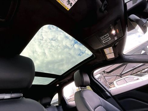 Used 2019 Jaguar F-PACE Premium image 13