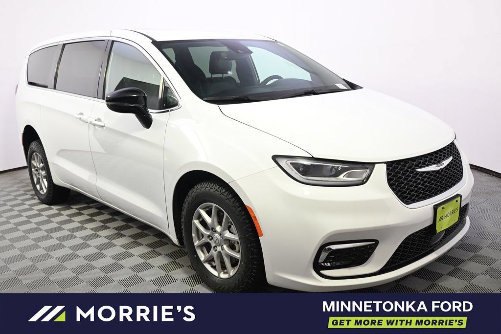 Used 2026 Chrysler Pacifica Select FWD image 10