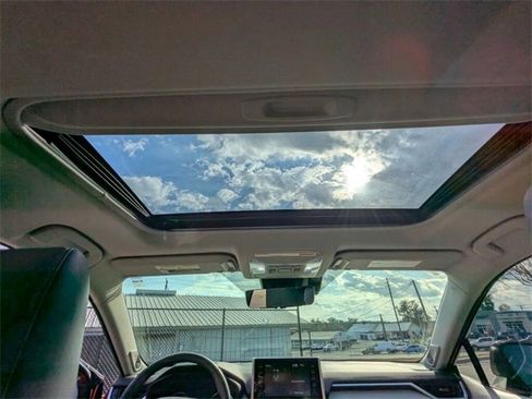 Used 2021 Toyota RAV4 XLE Premium image 21