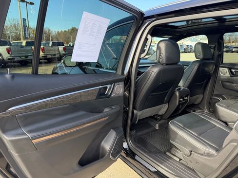 Used 2025 Buick Enclave Avenir w/ Super Cruise Package image 16