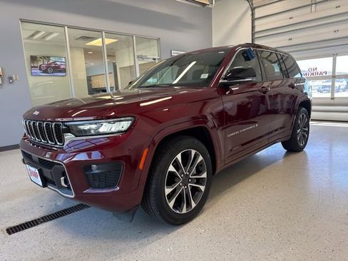 Used 2024 Jeep Grand Cherokee Overland w/ Luxury Tech Group IV AWD/4WD image 6