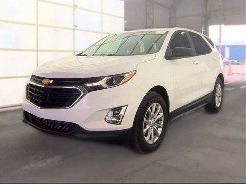 Used 2021 Chevrolet Equinox LS FWD image 2