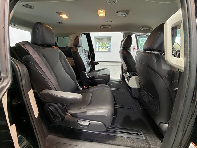 Used 2024 Kia Carnival EX FWD image 15