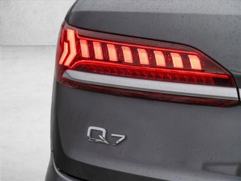 Used 2022 Audi Q7 Premium Plus image 9