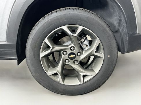 Used 2025 Chevrolet Trax LT w/ LT Convenience Package FWD image 11