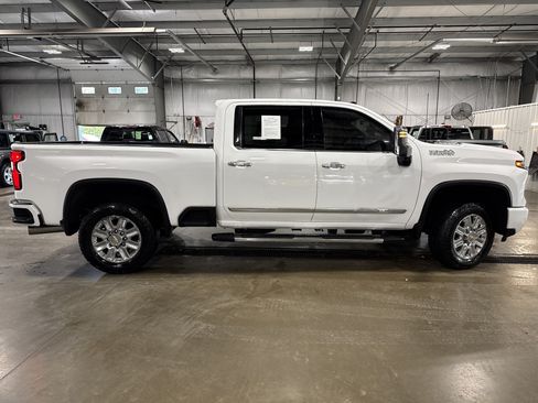 Used 2024 Chevrolet Silverado 2500 High Country w/ High Country Premium Package AWD/4WD image 2