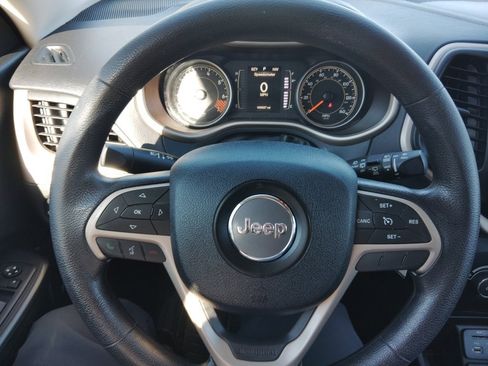 Used 2015 Jeep Cherokee Sport image 12
