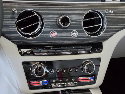 Used 2024 Rolls-Royce Spectre w/ Spectre Launch Package image 18