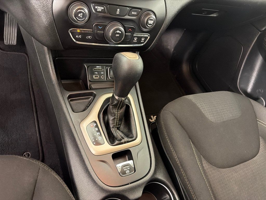 Used 2017 Jeep Cherokee Latitude FWD image 17