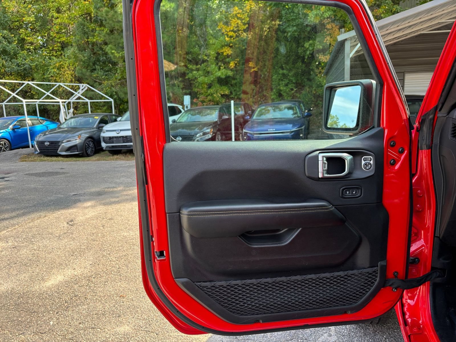 Used 2025 Jeep Wrangler Unlimited Sahara AWD/4WD image 18