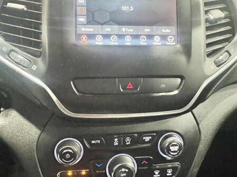 Used 2019 Jeep Cherokee Latitude w/ Popular Appearance Group AWD/4WD image 12