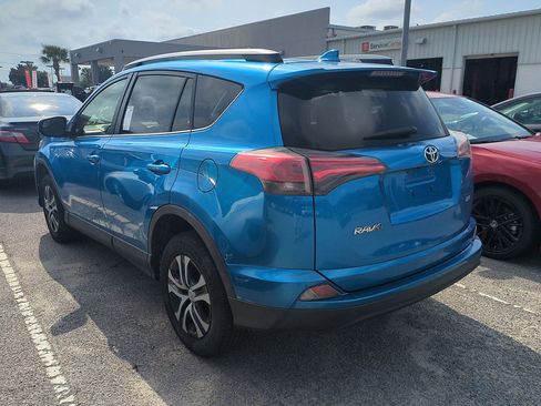 Used 2018 Toyota RAV4 LE FWD image 4