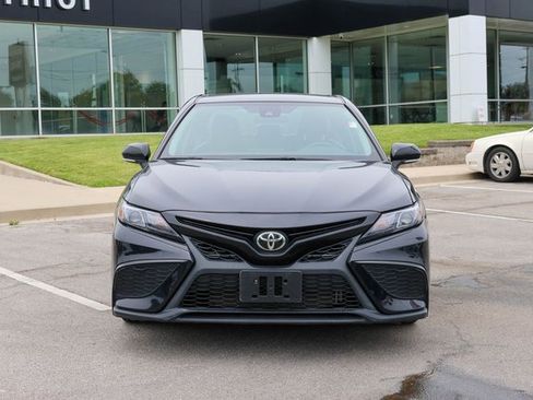 Used 2023 Toyota Camry SE image 3