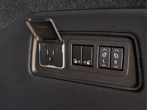 Used 2024 Cadillac Escalade Premium Luxury w/ Performance Package image 30