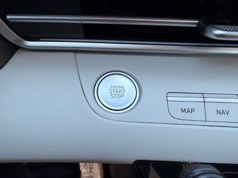 Used 2025 Hyundai Elantra Limited image 19