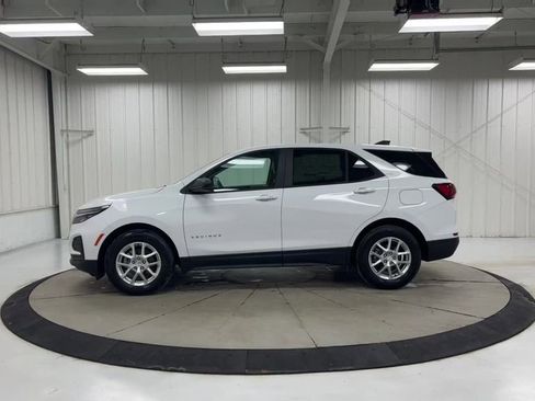 Used 2022 Chevrolet Equinox LS w/ LS Convenience Package image 5