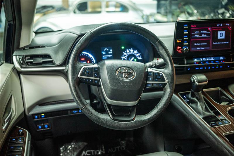 Used 2023 Toyota Sienna XLE FWD image 16
