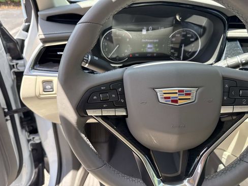Certified 2025 Cadillac XT6 Premium Luxury w/ LPO, Floor Liner Package AWD/4WD image 29