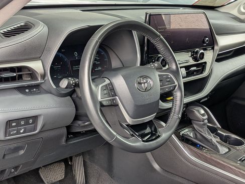 Certified 2024 Toyota Highlander Limited FWD image 14