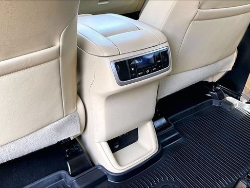 Used 2019 Toyota Highlander XLE AWD/4WD image 10