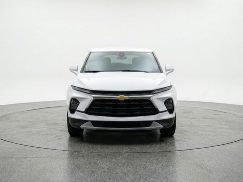 Used 2025 Chevrolet Blazer LT image 2