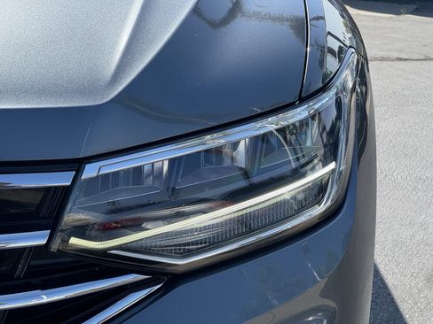 Used 2023 Volkswagen Tiguan SE w/ Panoramic Sunroof Package FWD image 3