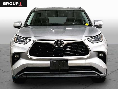 Used 2021 Toyota Highlander XLE AWD/4WD image 4