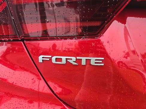 Used 2023 Kia Forte LXS FWD image 5