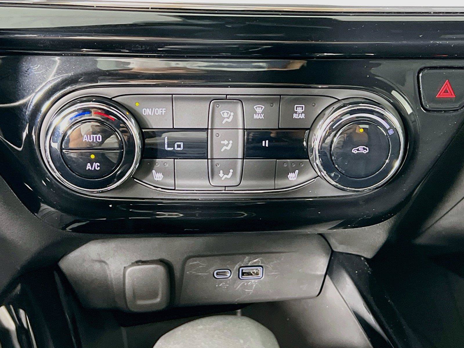 Used 2025 Chevrolet Trax RS w/ Driver Confidence Package FWD image 17