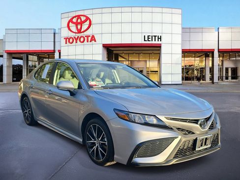 Used 2024 Toyota Camry SE image 3
