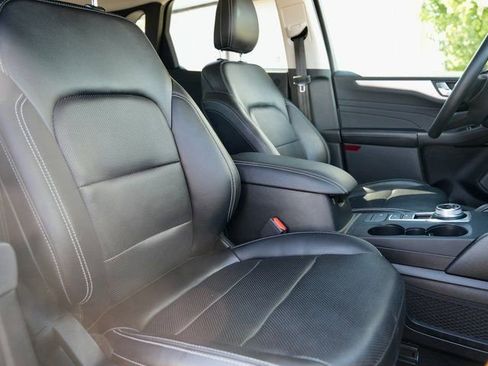 Used 2022 Ford Escape SEL w/ Technology Package image 9