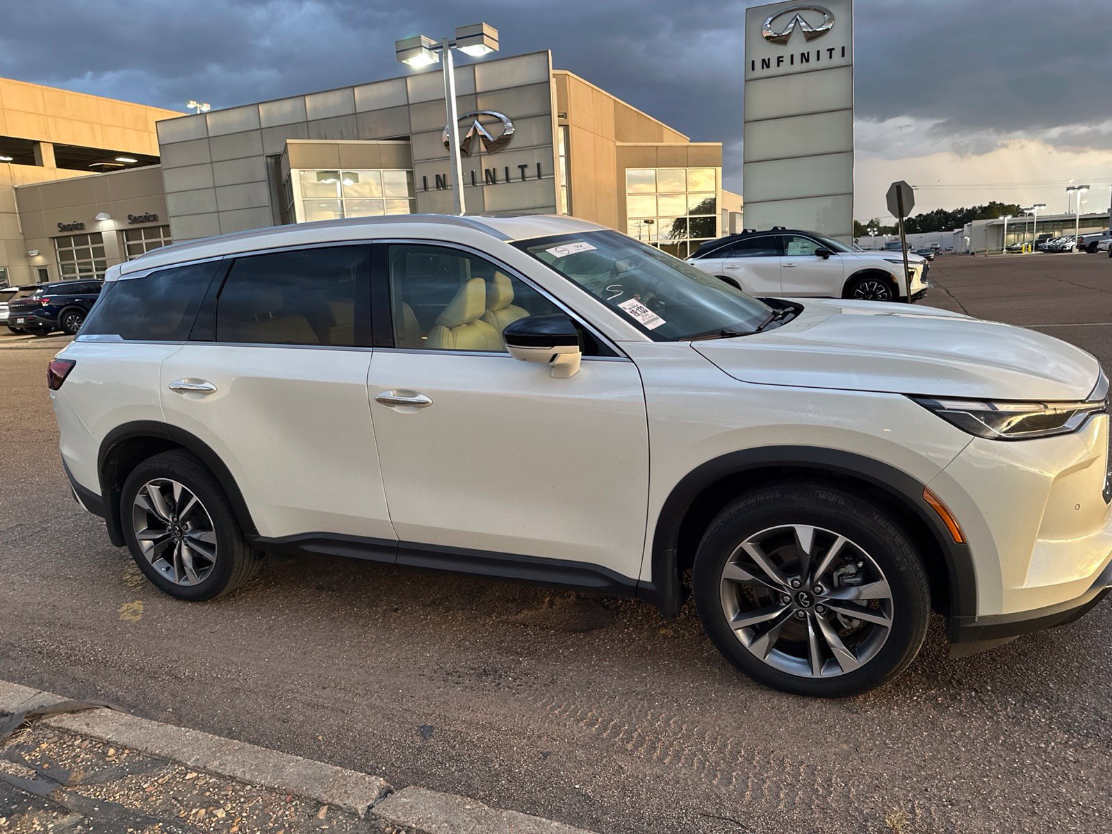 Used 2024 INFINITI QX60 Luxe FWD image 3