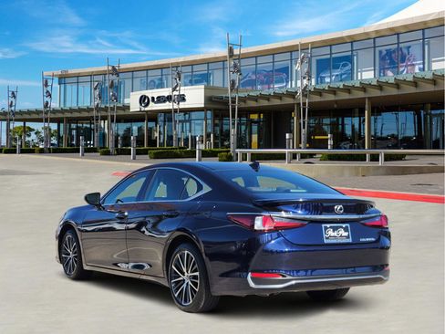 Used 2025 Lexus ES 300h w/ Premium Package image 4