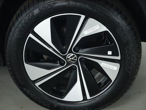 Used 2025 Volkswagen Taos SE image 41