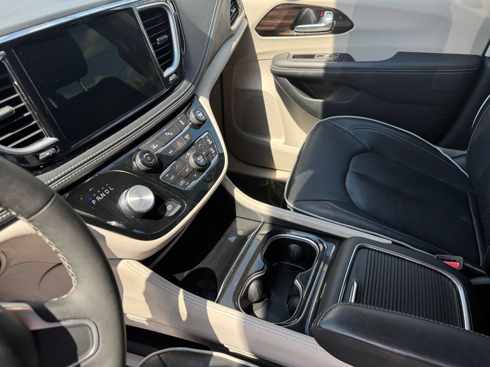 Used 2023 Chrysler Pacifica Limited FWD image 45
