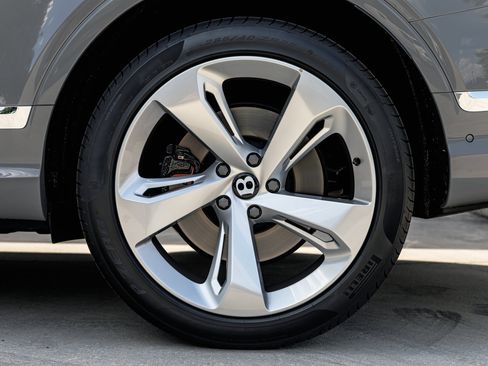 Used 2024 Bentley Bentayga image 19